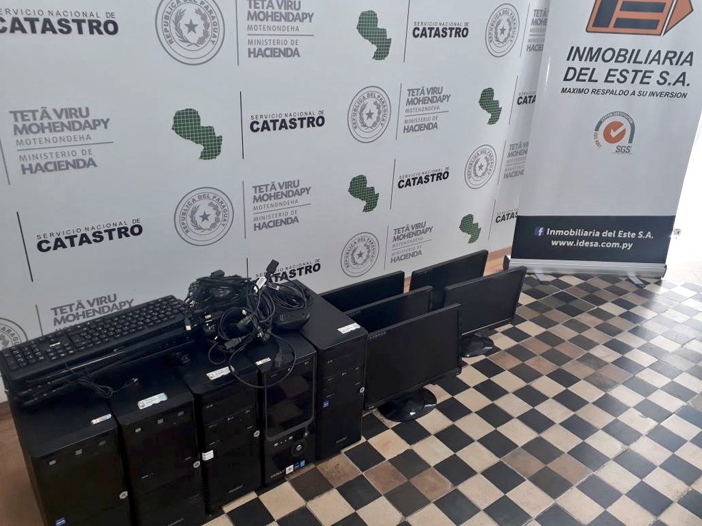 catastro_py's tweet photo. 📌 En el marco del convenio entre el @catastro_py y CAPELI, representantes de Inmobiliaria del Este hacen entrega de 5 equipos informáticos a la institución.
Los mismo serán destinados para uso de los servicios del Expediente Electrónico.
#CatastroPy #HaciendaPy https://t.co/aA0gj2UZwg