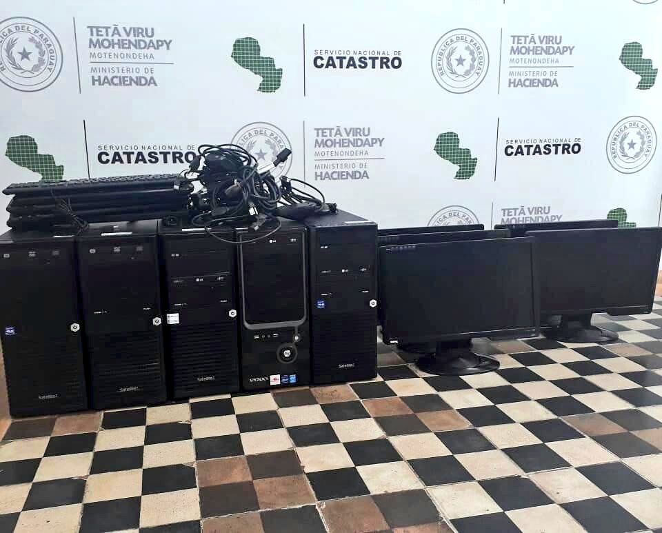 catastro_py's tweet photo. 📌 En el marco del convenio entre el @catastro_py y CAPELI, representantes de Inmobiliaria del Este hacen entrega de 5 equipos informáticos a la institución.
Los mismo serán destinados para uso de los servicios del Expediente Electrónico.
#CatastroPy #HaciendaPy https://t.co/aA0gj2UZwg