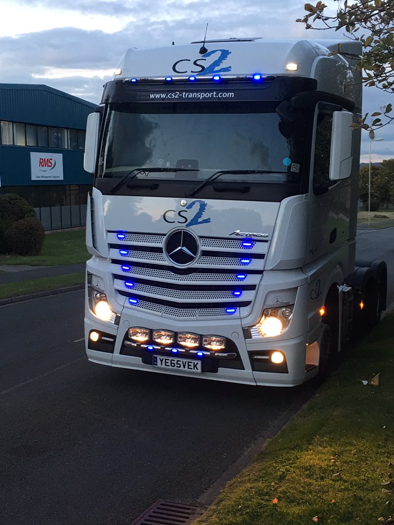 CS2Transport's tweet image. Lit up like a Christmas tree 🎄
#fancylights #mercedescrew #wedonthavefavourites #honest