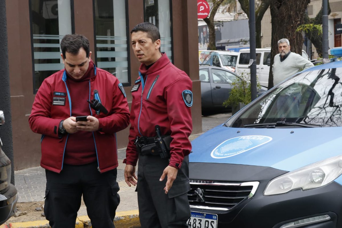 Leonardo_Grosso's tweet photo. Baby Etchecopar se protege con Bullrich y Ritondo de un grupo de mujeres que fueron a escracharlo por violencia de género.
Estos son los privilegios de los machos violentos y homofóbicos que lamen las botas del oficialismo. https://t.co/HBV3itxYII