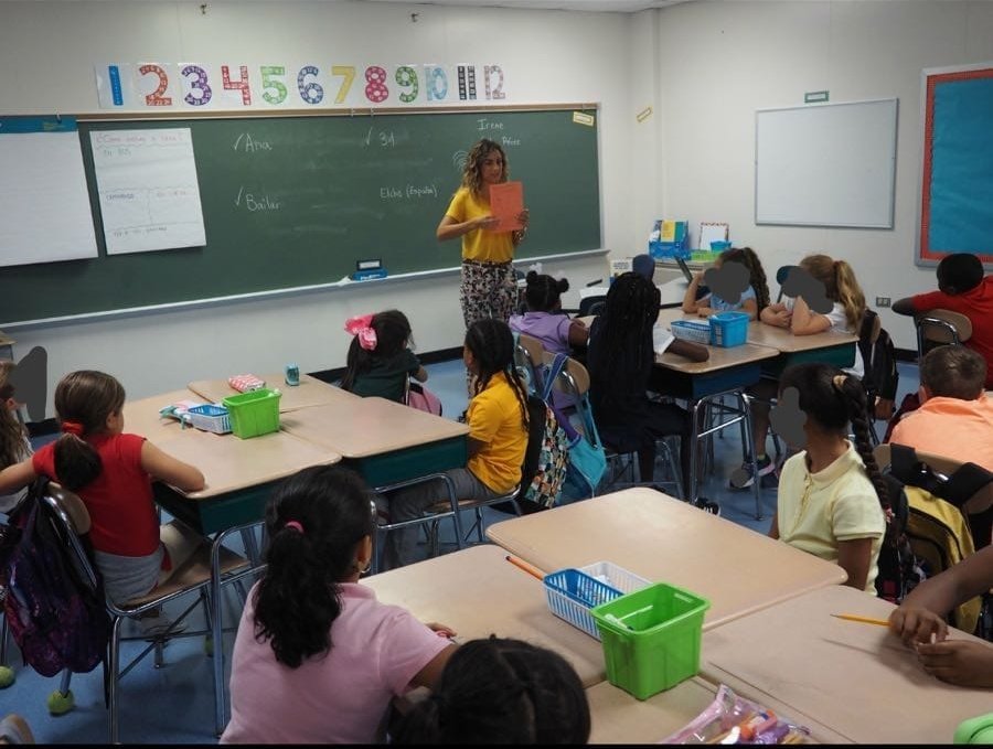 PREZIRENE's tweet photo. 3rd grade Spanish Immersion class.  Comenzamos. #teachingintheusa #iloveteaching #español #olé #bilingualismiscool #bsd https://t.co/Kkm9rPAlNs