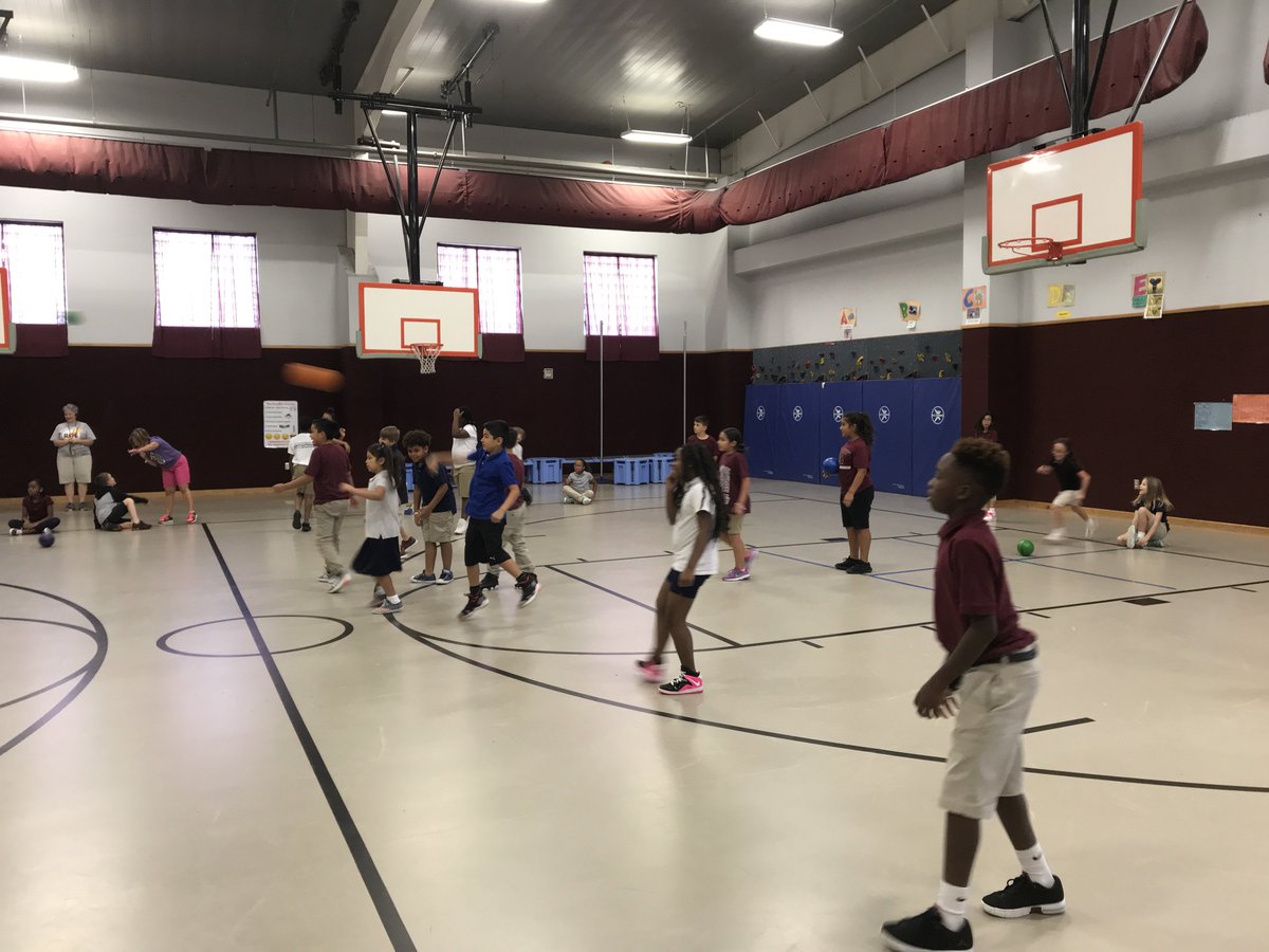 roelementary's tweet photo. 4th graders are having a great Monday in PE! Lots of teamwork and fun! #ROERoadTrip https://t.co/Axf42A2Av8