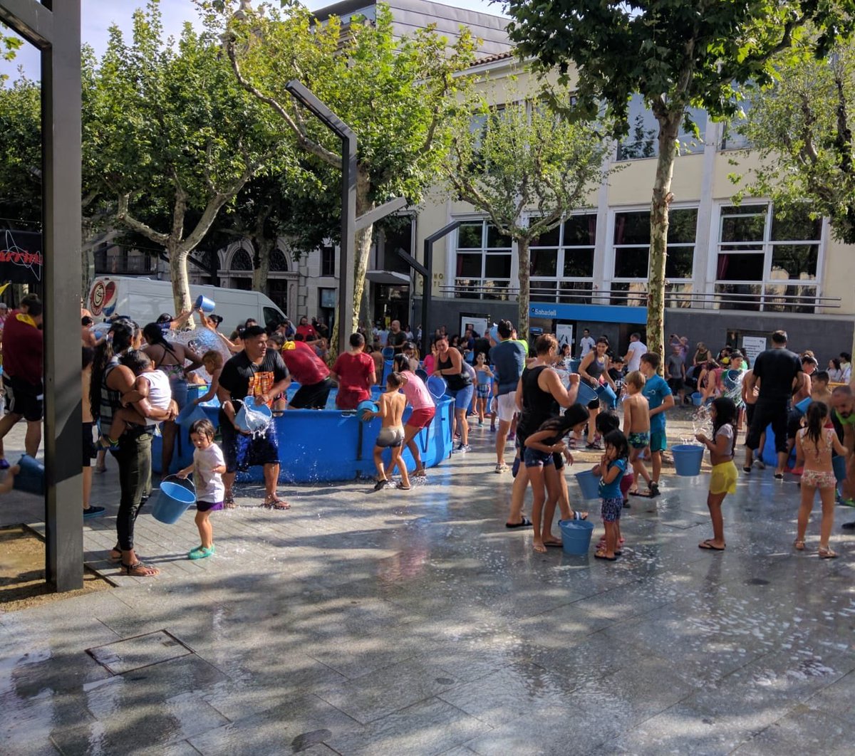 Olotuit's tweet image. Ja ha començat la festa de l'aigua i l'escuma. Vine a remullar-te al #Firal i porta roba de recanvi #FdT18 #Olot
