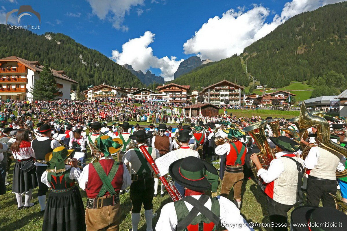 AntonSessa's tweet photo. Ieri, la @GranfestaIsta a #Canazei tra allegria e divertimento ... #valdifassa #dolomiti #trentino @DolomitesUNESCO https://t.co/tC3dXtLJgt