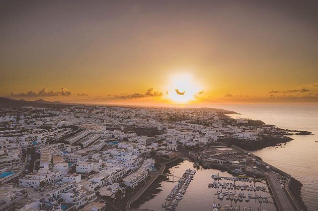 JustThatDan's tweet photo. Sunrise at Puerto del Carmen. On the left you can spot volcanic mountain tops 🌋 https://t.co/jfWAZUiSy3 https://t.co/q2q8xpwWFy