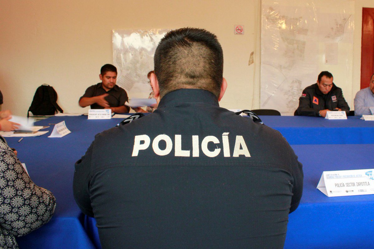 TlahuacRenace's tweet photo. Sesión de hoy lunes 10.09.18 del Gabinete Delegacional de #SeguridadPública y Procuración de Justicia #Tláhuac. El JD @arturomedinap y @SPTlahuac encabezan la reunión con representantes del Jefe de @GobCDMX de la @SSP_CDMX @PGJDF_CDMX y Contraloría Interna Tláhuac. https://t.co/zIJDUBBncj