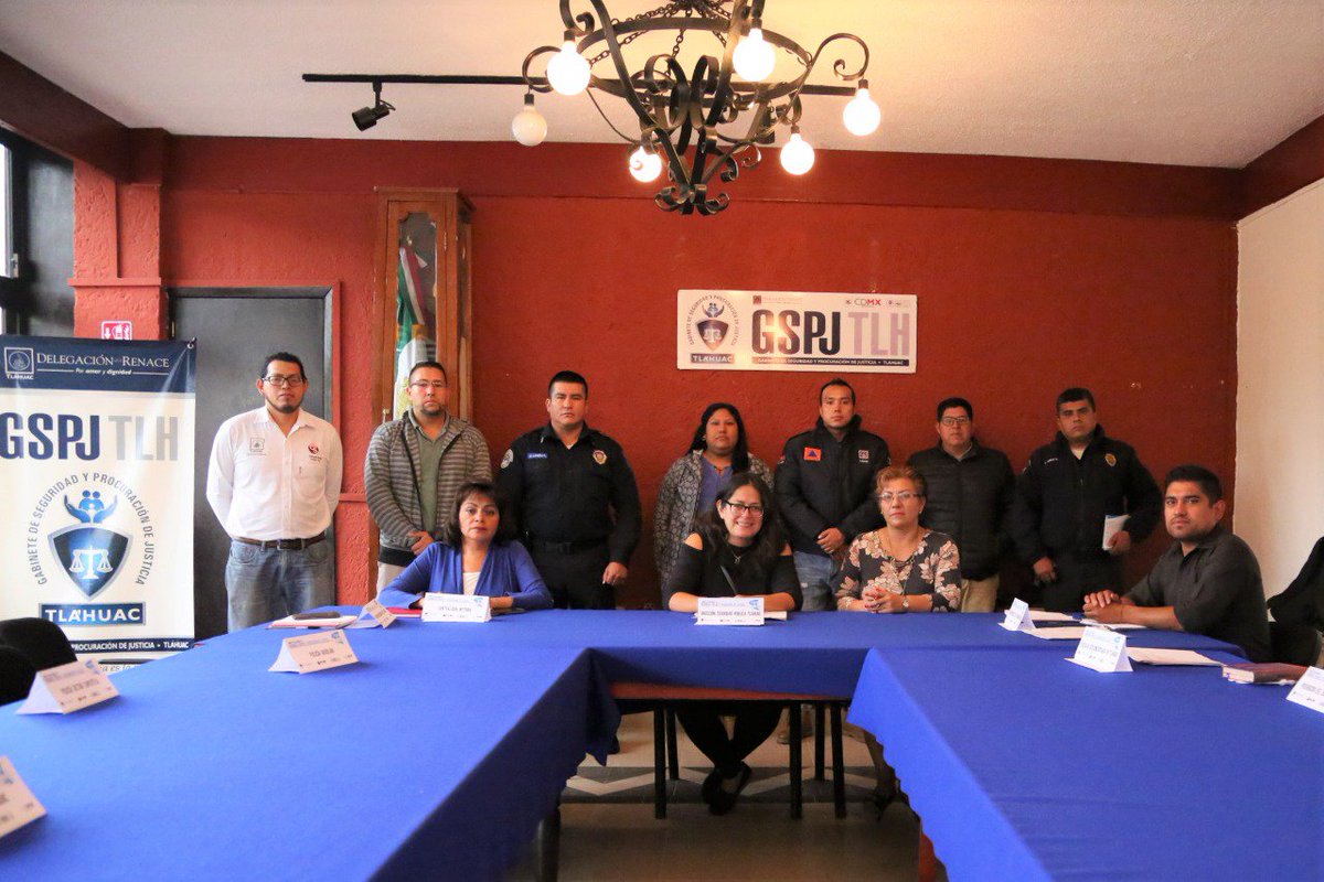 TlahuacRenace's tweet photo. Sesión de hoy lunes 10.09.18 del Gabinete Delegacional de #SeguridadPública y Procuración de Justicia #Tláhuac. El JD @arturomedinap y @SPTlahuac encabezan la reunión con representantes del Jefe de @GobCDMX de la @SSP_CDMX @PGJDF_CDMX y Contraloría Interna Tláhuac. https://t.co/zIJDUBBncj