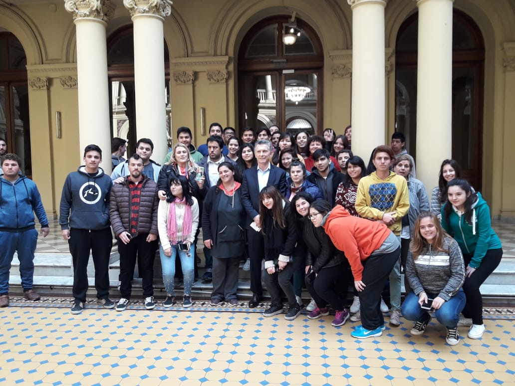 AcsarmientoB's tweet photo. Alumnos de Bachillerato Adultos y Aulas de Aceleración de EES1 #CapSarmiento hoy en visita a Casa Rosada @GerFCapriotti @BAregion12 @JulMarincovich @CAR_CEC https://t.co/LBLc3GIgcR