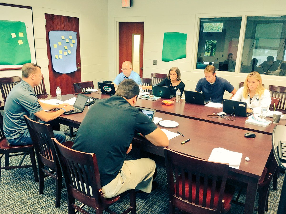 jrichardson30's tweet photo. This group of @BerryMiddle #hcseli Elfs hard at work learning about #aldlcs standards #csforALL https://t.co/caIDw4C1hY