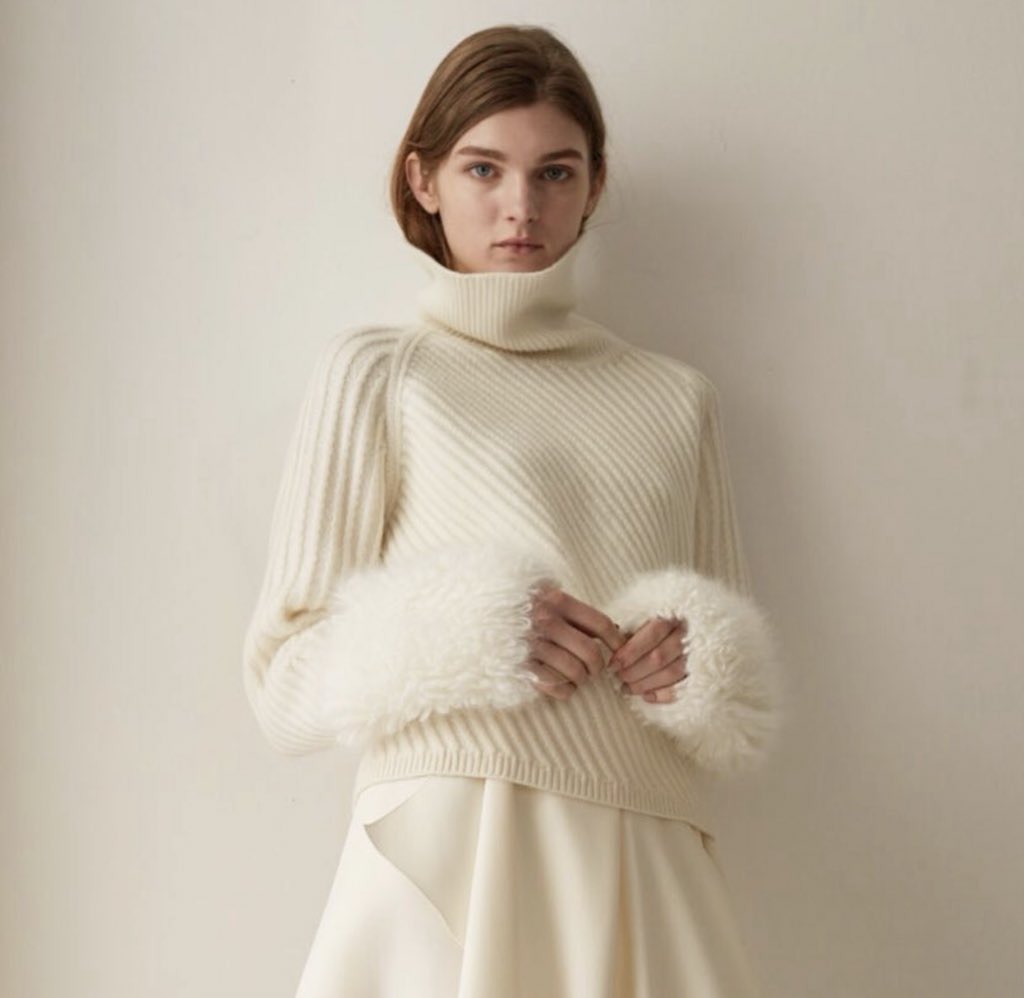 YEON FW18 Cozy Athena turtleneck Sweater. Available exclusively <a href="/modaoperandi/">Moda Operandi</a> .  #CrueltyFree #MadeInItaly #turtleneck #FashionWeek 👇🏻
 modaoperandi.com/yeon-fw18/athe…