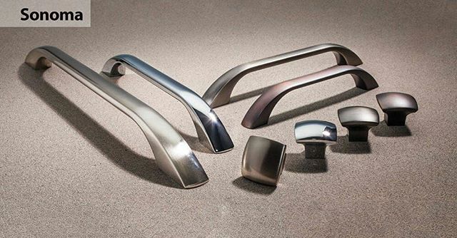 CK_KitchenBath's tweet image. RT @HardwareRes: Sonoma from Jeffrey Alexander is substantial, yet meager in style to complement cabinetry, not overpower the design! ⠀
#Hardwareresources #Nowyouknow #Hardware #cabinetry #customcabinets #Home #decor 📷: @oldtownwoodworks