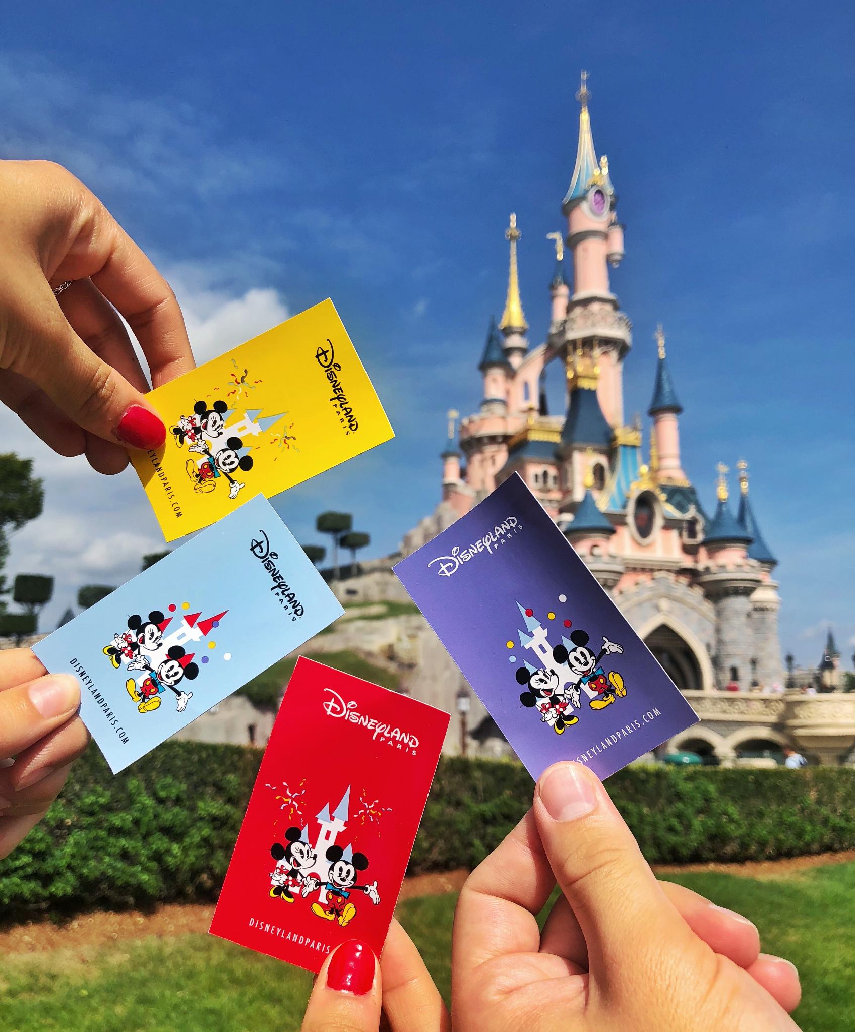 uitslag Faeröer Vesting Disneyland Paris NL on Twitter: "Verrassing! Onze toegangstickets hebben  vanaf vandaag een nieuw design! 🎉🎈 Welke kleur wil jij hebben tijdens je  volgende bezoek? https://t.co/fu5pHnIa18" / Twitter