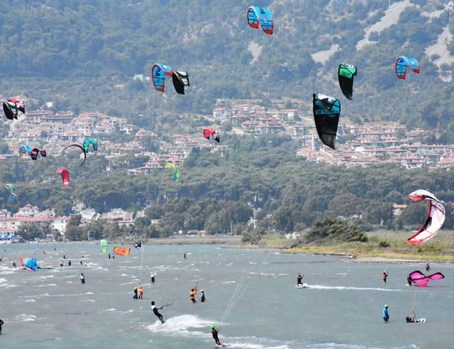 GetCaughtAdrift's tweet photo. "The Turkish coastal town of Akyaka in the southwestern province of Muğla will welcome #TheWorld Kiteboarding Championship" - World Kiteboarding Championship to kick off in Akyaka by - Hürriyet #DailyNews 🌎 https://t.co/8SfHshU030 https://t.co/PxAkxcRQpp