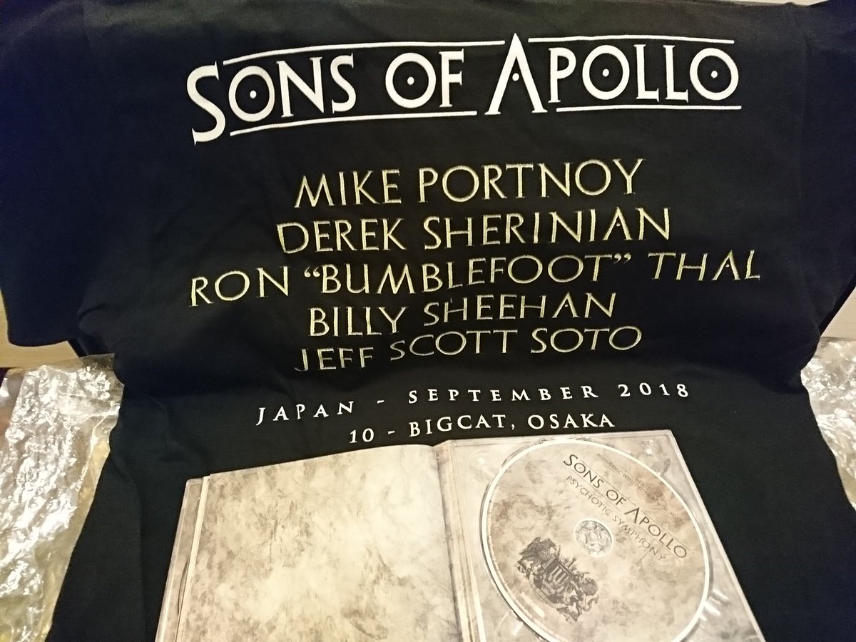 yeotao's tweet photo. No regrets bringing the album all the way from #Singapore to the #sonsofapollo1 #osaka #bigcat gig.
We did not catch you in the streets for a signature but Thanks for spotting us waving the album #jeffscottsoto! ๐คฃ๐คฃ๐
It was fun and memorable! ๐ For our wedding anniversary! https://t.co/C3nC7JLcvh