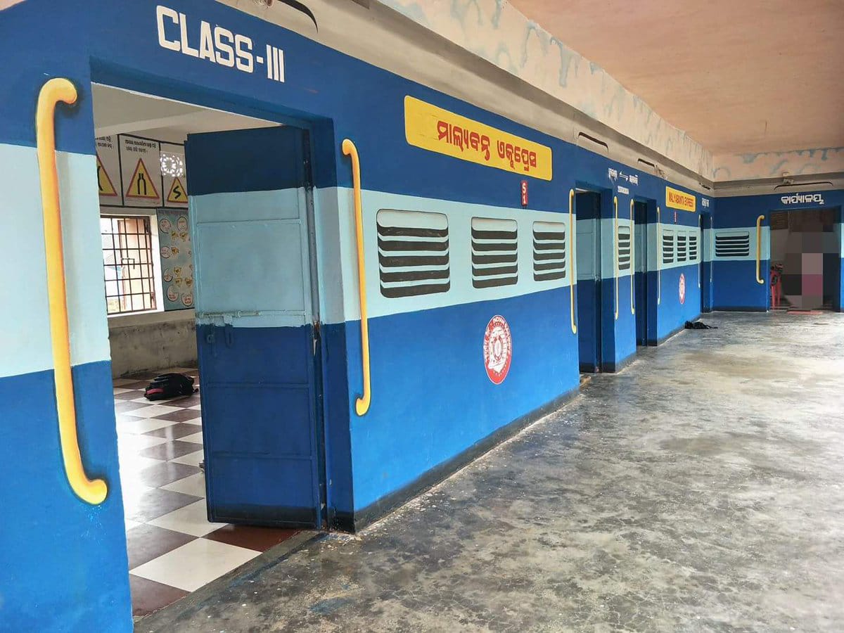 kalingatv's tweet photo. .@eastcoastrail congratulates school teachers-children Model UP School #Malkangiri for creative ingenuity-Teaching theme Railways-Trains- under #BuildingAsLearningAid scheme #Odisha https://t.co/ZMEfFEJW75