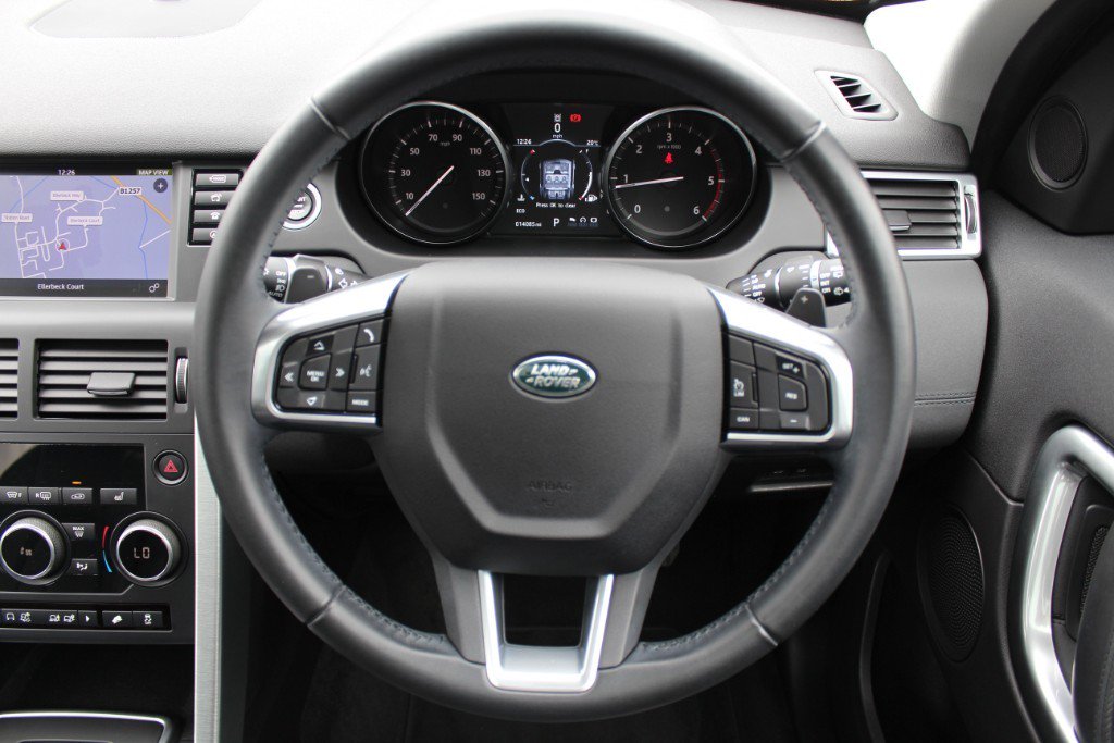 UKSignatureCars's tweet photo. Haven't had the chance to see this innovative Land Rover Discovery Sport 2.0L TD4 HSE? With many features including: a Panoramic Roof, Detachable Tow Bar and Meridian Sound System, this Discovery is not to be missed.

https://t.co/6t98QAtqyA #LandRover #Discovery #DiscoverySport https://t.co/QFZ3iYejEG