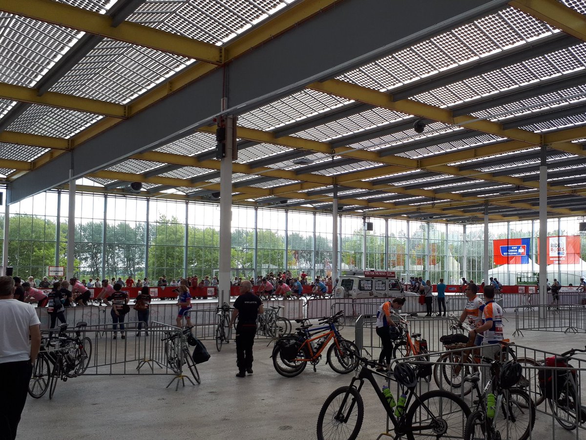 Afgelopen weekend meegeholpen als vrijwilliger bij 
<a href="/RFTRnl/">Ride for the Roses</a>. zo'n 5.000 fietsers hebben €520.000,- opgehaald voor 
#KWF, een mooie prestatie!
@vdgdm, <a href="/DoverVerkeer/">Van Doorn verkeer</a>, <a href="/LeeuwensteinBV/">Leeuwenstein Groep</a>
 hebben 2 tekstkarren hiervoor beschikbaar gesteld, helemaal top!
#RFTR2018