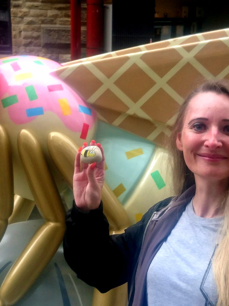 ladymuse1st's tweet photo. Found a #SecretBee hidden by #LoveonTheRocksWistastonCreweAndNantwich on #EagleStreet #BeeInCity #SundaeAfternoon 🐝🐝 https://t.co/hwbrDjtGeo