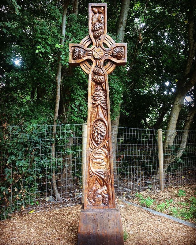 Revisited an old piece today,
Good to see it’s been well maintained 👍
#celticcross #chainsawcarving #chainsawsculpture  #memorialsculpture #memorialgarden ift.tt/2QoWcYG