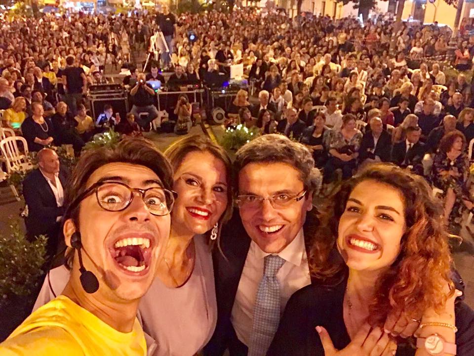SalvoLaRosatv's tweet photo. I nostri sorrisi per tutti voi.Con #AnnandreaVitrano e #ClaudioCasisa de @iSoldiSpicci e con #FlaminiaBelfiore mandiamo un abbraccio #cututtuucori a voi che ieri a Giarre ci avete riempito di affetto per "Quando Giarre sposa l'amore" e per "Un amore di donna".Siete Meravigliosi. https://t.co/GIFusGksfP