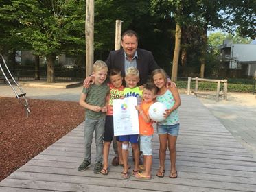 GezondeSchoolNL's tweet photo. Basisschool Dommelrode uit Sint @SintOedenrodeNL is sinds 22 augustus een Gezonde School. Zij behaalden het themacertificaat #Bewegen en #sport! Het certificaat werd uitgereikt door de wethouder dhr. Witlox van @GemMeierijstad Wat een leuke foto he? #trotseleerlingen https://t.co/o3qdVZNIsa