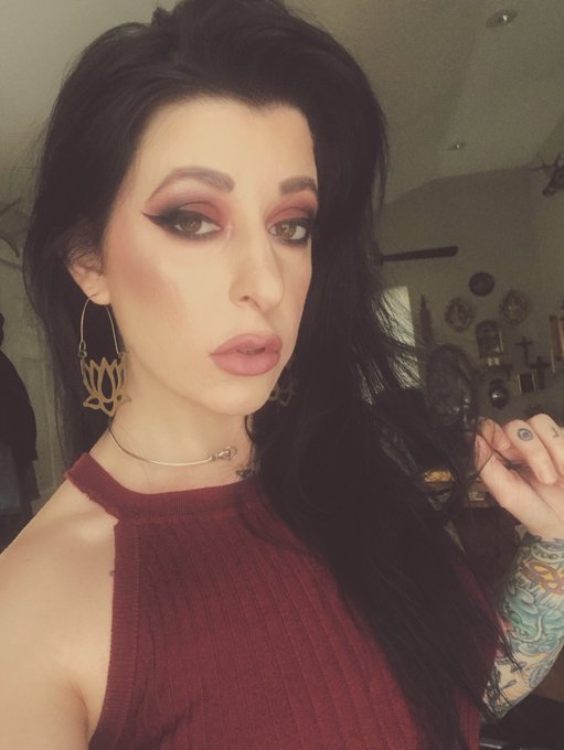 One of those mornings when I didn&rsquo;t plan on so much eye makeup and it just happened on its own 😏 - I&rsquo;M<a href="/tag/fbf"class="tags"><span>#fbf</span></a>