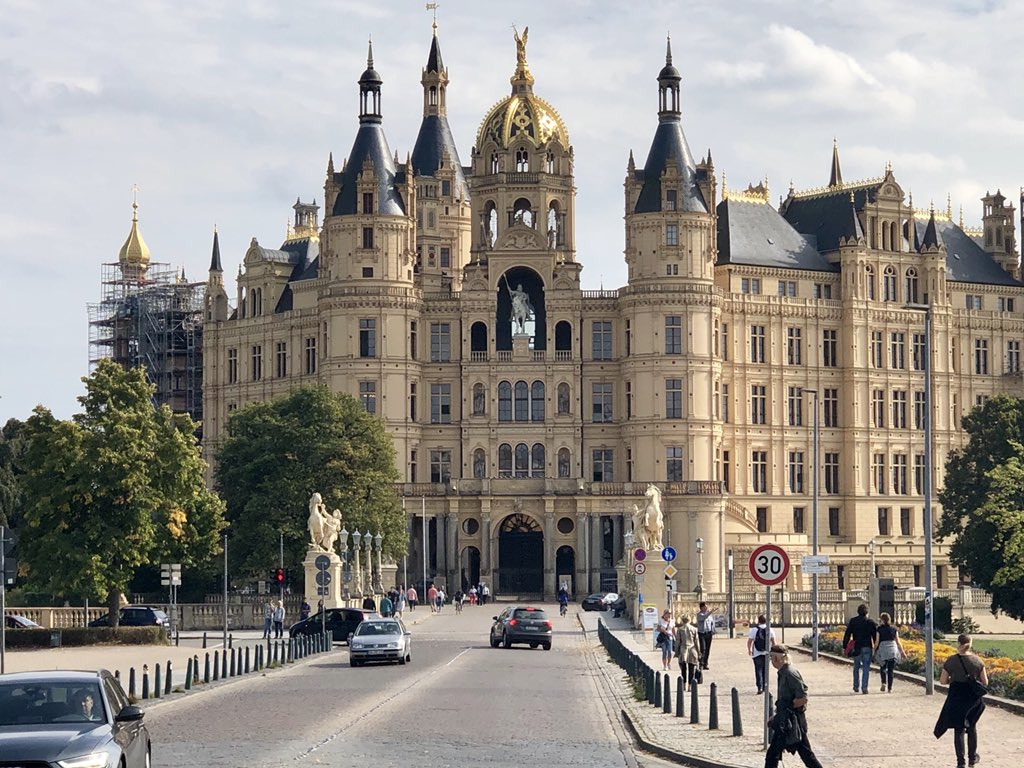 andrej_gross's tweet photo. Heute durfte ich in #Schwerin die @hannover_messe 2019 vorstellen, im Amtssitz von Ministerpräsidentin @ManuelaSchwesig . Freue mich auf Präsentation zahlreicher Innovationen aus #MV auf #hm19 #IntegratedIndustry #industrialTransformation https://t.co/UCKOOjeOtL