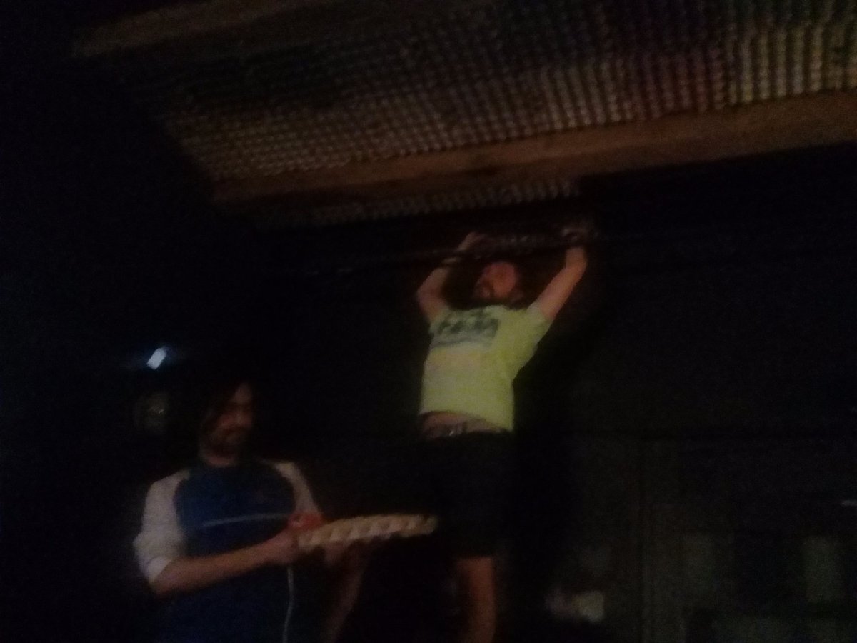diablosaluda's tweet photo. Literalmente poniéndole huevos al estudio. https://t.co/woiuPN9EKM