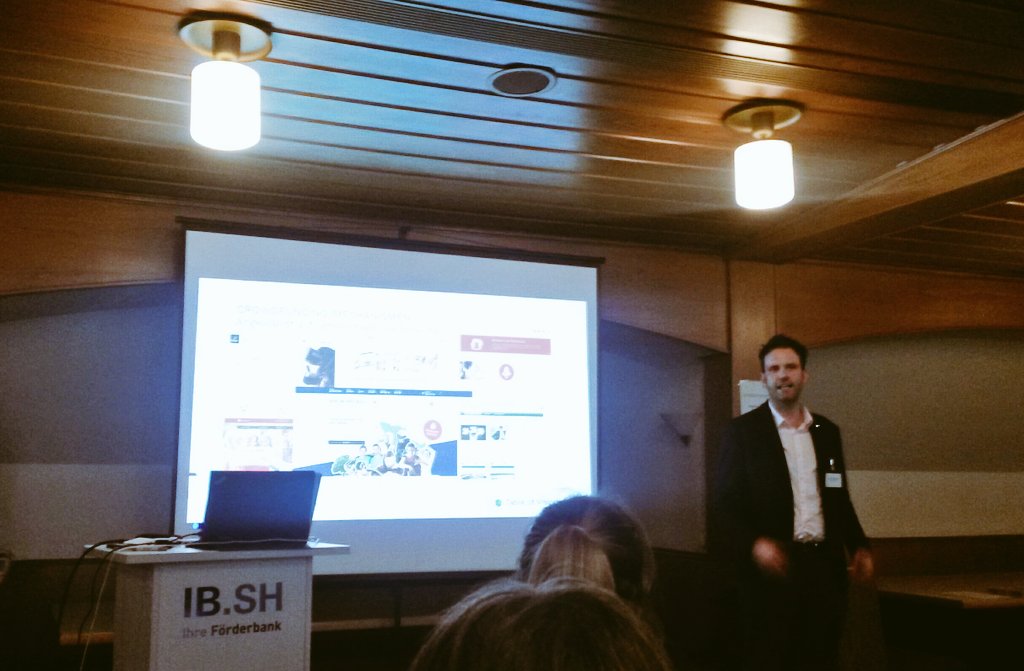 OhMySpaceSailor's tweet photo. David Holetzeck von @tableofvisions ist aus Berlin angereist, um uns in Sachen #crowdfunding aufzuklären. #wirbewegensh #diwokiel @IB_SH https://t.co/dlSIDfDkFt