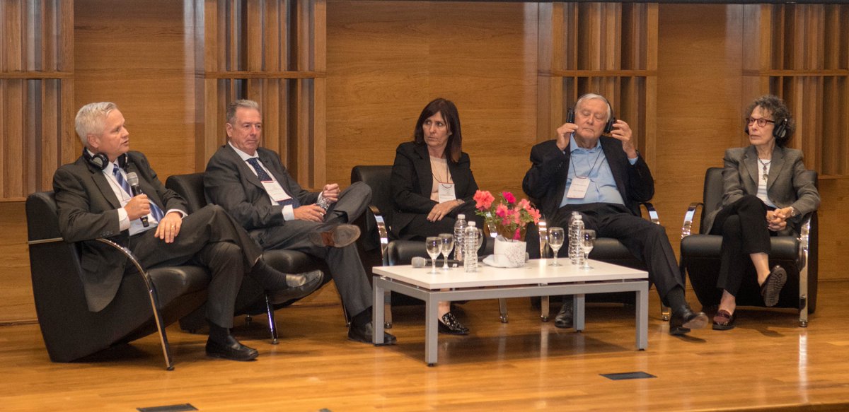 intelexia's tweet photo. 😀 Gracias a las 500 personas, entre ellos docentes, directivos, académicos y pedagogos, que nos acompañaron en la conferencia “El cerebro y la lectura” organizada por Ediciones Logos, Intelexia, Fundación INECO y el Haskins Laboratories de Yale University.📚 https://t.co/8uIOUsGC45