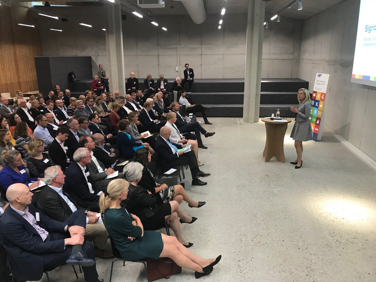 SigridKaag's tweet photo. Private investeringen zijn essentieel voor behalen #SDGs. Inzet van grote beleggers zoals #ABP speelt daarbij belangrijke rol. Rendement en duurzaamheid kunnen en moeten samengaan. Goed voor bedrijven, fondsen en menswaardige wereld voor iedereen @abppensioen #perspectief https://t.co/IgNO7V3yRc