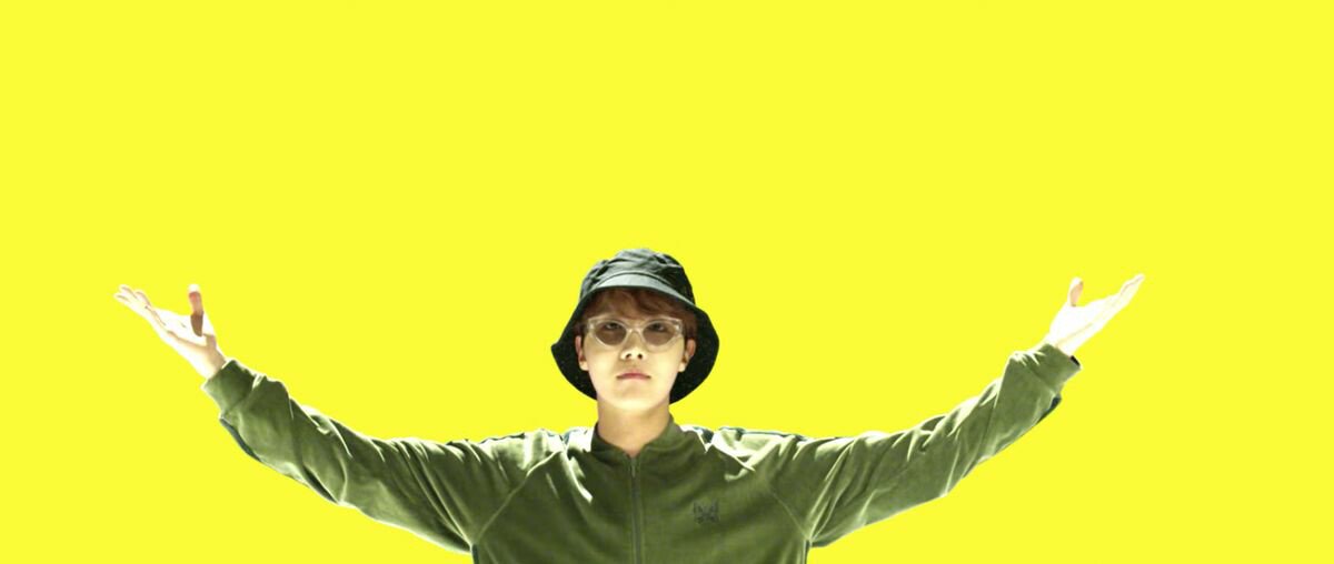 Emily16555336's tweet photo. @minejhobi Vi q Vc ama muito o Hobi toma umas capas para twitter com ele na foto ^^ https://t.co/8o7fPyApOo