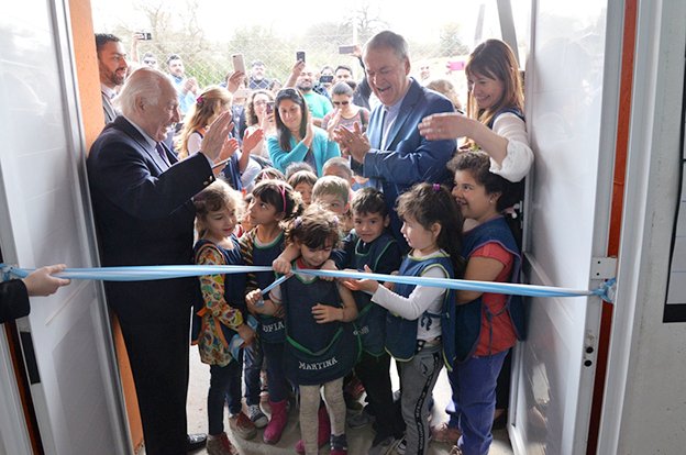 FODEMEEP's tweet photo. VILLA LOS AROMOS: El gobernador J. Schiaretti inauguró 3 nuevas aulas, 1 núcleo sanitario y 1 nueva área dirección en Ipem N° 32 “Estancia Potrero de Garay” Anexo Los Aromos. Además 1 Salón de Usos Múltiples y 1 nueva sala del flamante jardín de 4 años del C.E.N.I. “Los Aromitos” https://t.co/AbQS7a0Zqj