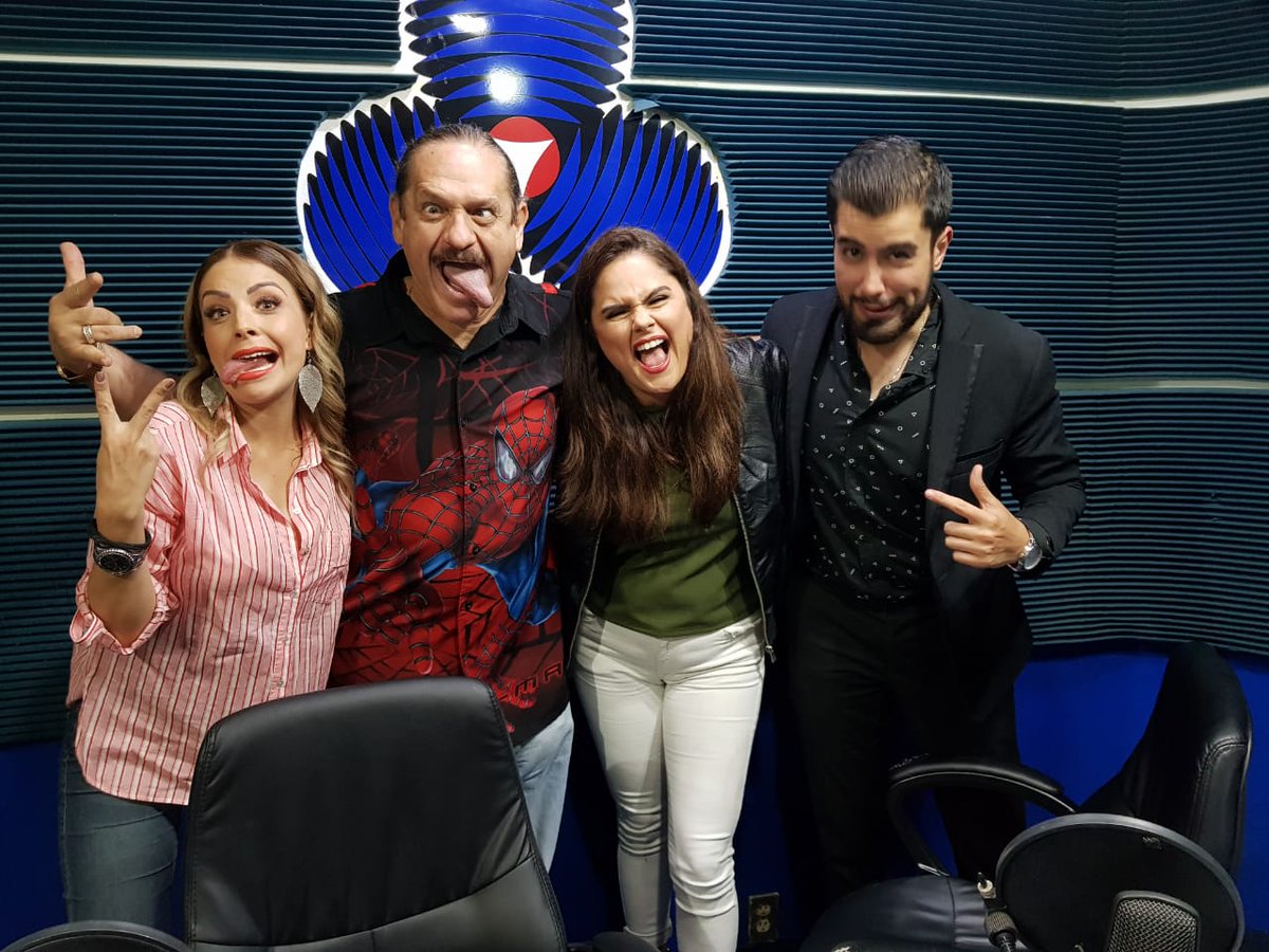 RadioMujer927FM's tweet photo. Hoy en #ApocoSí con @MyriamOficial1, @Judith_Guajardo y @pedropablogdl tuvimos de padrinos a #TeoGonzález y @Jaryoficial; no te pierdas las exclusivas de los famosos en este espacio todas las tardes de 2 a 3pm por el 92. FM 😉👍📻📱💻

#RadioMujer927🎙
#ElPoderDeTuIntución🔮 https://t.co/h4EnCTFsOg
