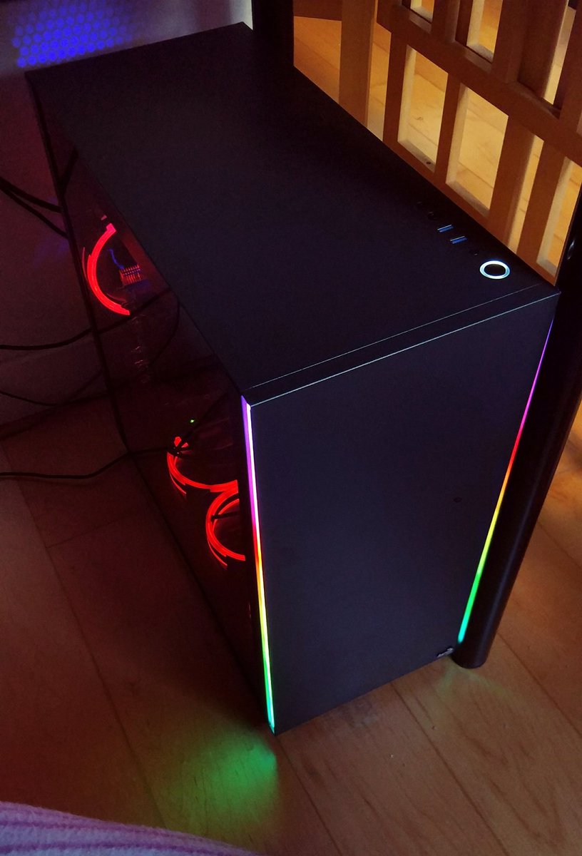 aldebaran_00's tweet photo. Después de muchísimo tiempo he podido renovar PC, la caja GLO de 
@AEROCOOL_
  mola *_* https://t.co/zNEE2q1mmn