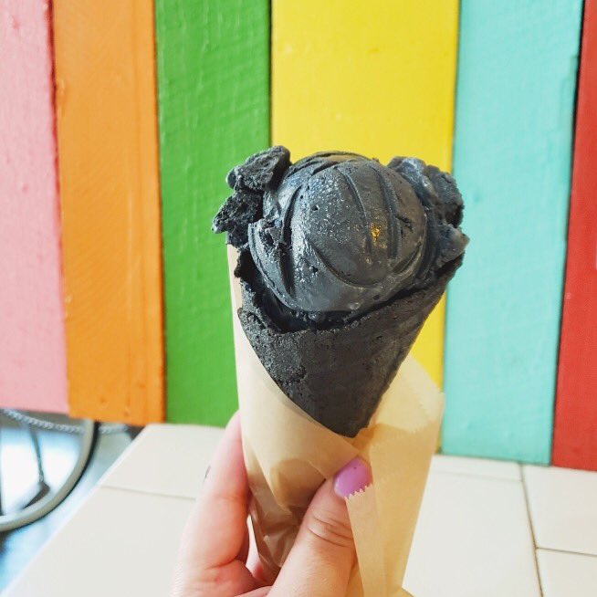 PeddlersIce's tweet photo. Fall preview with our limited edition Black Pumpkin 🎃 Pie and Black Waffle Cones!
#peddlerscreamery #spookytreats https://t.co/emFiqGg9F7