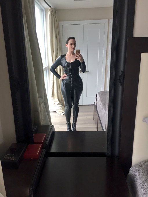 I maaaaayhave taken like a million photos of my ass in this catsuit you guys. It&rsquo;s been too long! Still<a href="/tag/witnessthethiccness"class="tags"><span>#witnessthethiccness</span></a>
