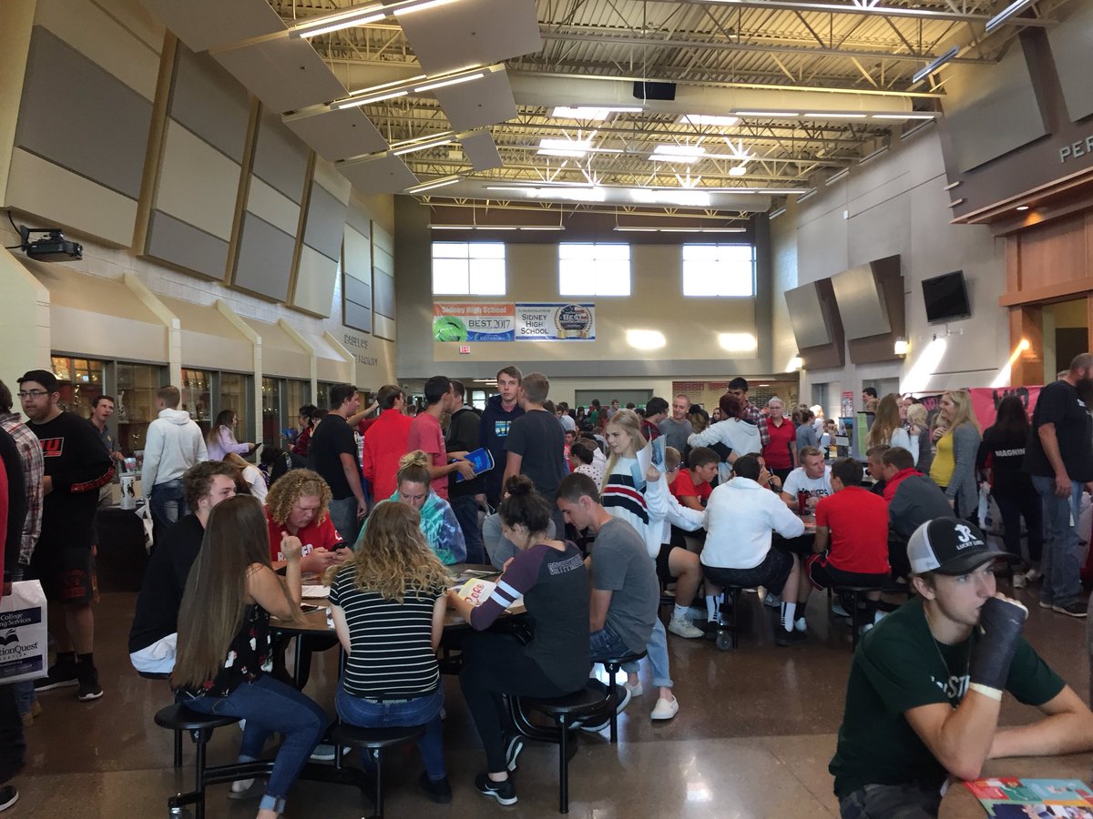 shsjournalism16's tweet photo. #SHS180 Day 17 Annual College Fair #FutureReady #thepowerofUS 
📸: @MacieRolls https://t.co/X79xCbDwFh