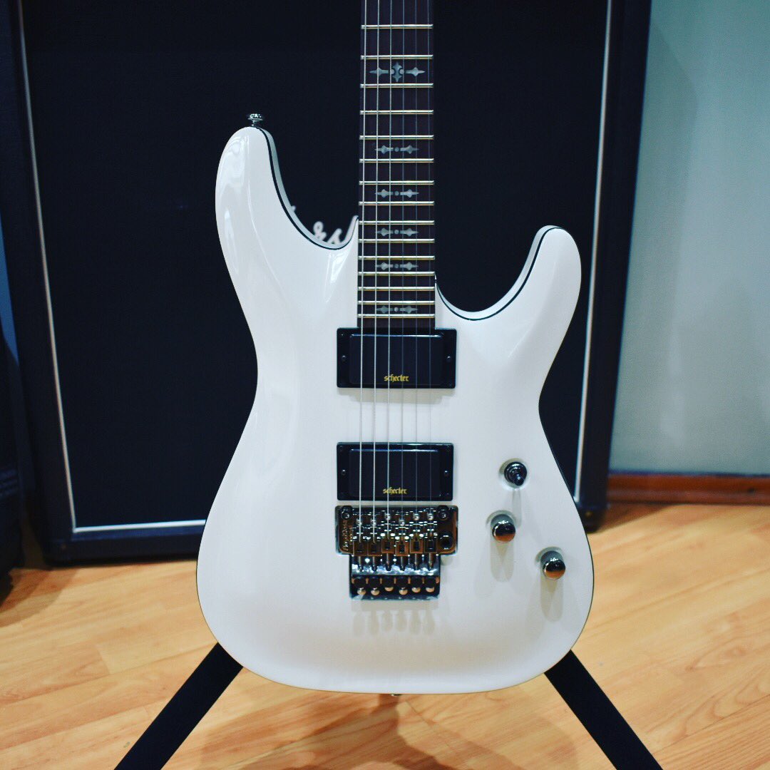 FeedBackStore's tweet photo. Guitarra eléctrica Schecter Demon-6 FR color blanco vintage.
#schecter #demon6 #demon6fr https://t.co/WRsMv4L3U3