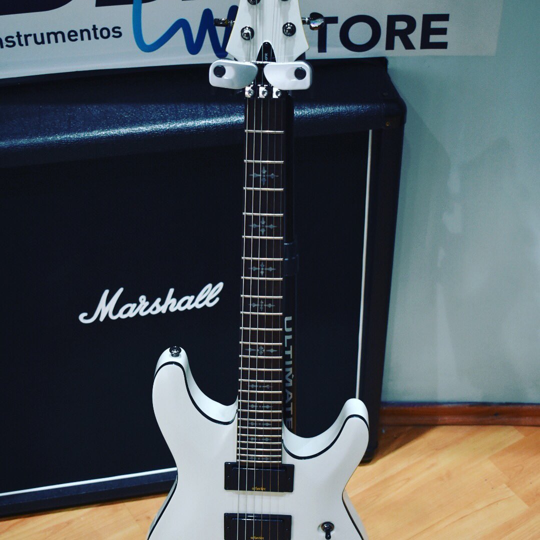 FeedBackStore's tweet photo. Guitarra eléctrica Schecter Demon-6 FR color blanco vintage.
#schecter #demon6 #demon6fr https://t.co/WRsMv4L3U3