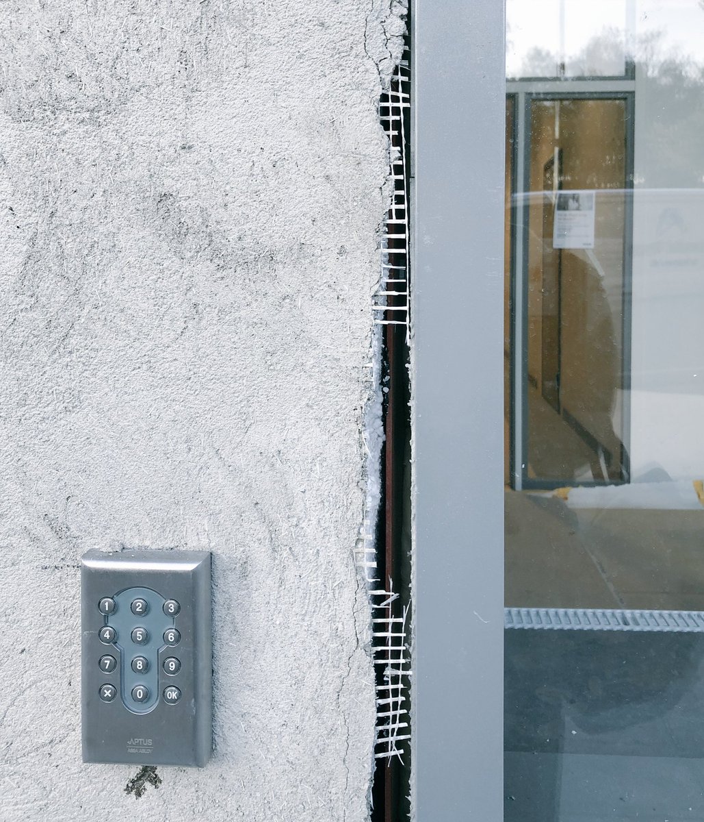 EKarimnia's tweet image. Stockholm is growing fast and provision of #Housing is the number one priority. Time for #Housingdevelopers is a crucial factor same as quality &amp;amp; #affordability 4 residents.
The photo shows an unfinished facade of a new aparment in #Solna while ppl have already moved in.