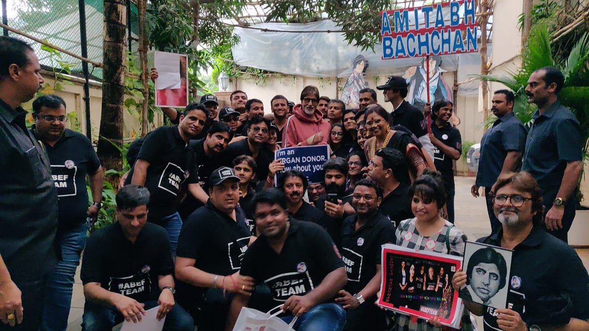 being_ef's tweet photo. Khudos I am the luckiest person in Team AB EF, who hold main poster of Organ Donation with Big B, even though my pic was not been explored With him at his Janak Juhu Bunglow.

Thanks Mr. Big B for your courteous concent to welcome all of us and had a pic with you.
@SrBachchan https://t.co/wE7VhZDOdi