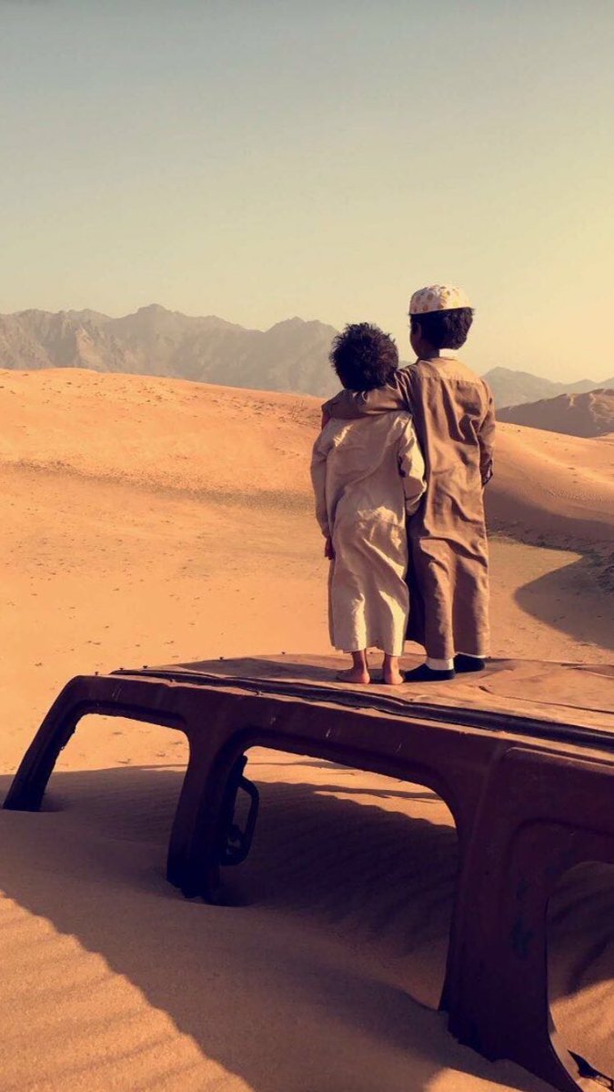 واخوي ياللي يوم الاخوان فــــــــلات
 من خَلْقِتِه ما قال ذا لك وذا لـــــــي

شالح بن هدلان