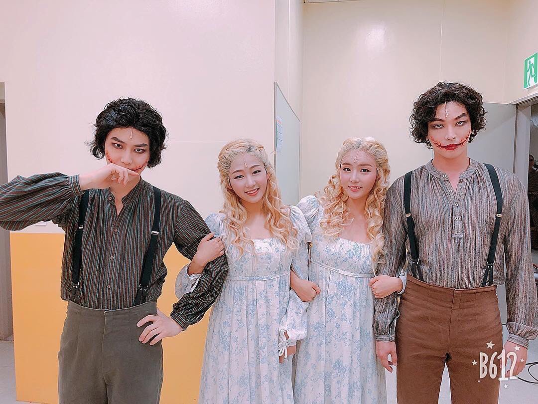 ⠀
⠀⠀⠀❪ suho ❫⠀ ⠀⠀⠀⠀──── 🦋 › ⠀
⠀⠀⠀ ⠀⠀⠀ ⠀⠀⠀#⃞musical. 

Bu fotoğraf birazcık ürkütücü mü? Aslında sevimli bir filtreyle çekilmişti. Sanırım bu, iki Gülen Adam’ın etkisi olmalı. 🤔