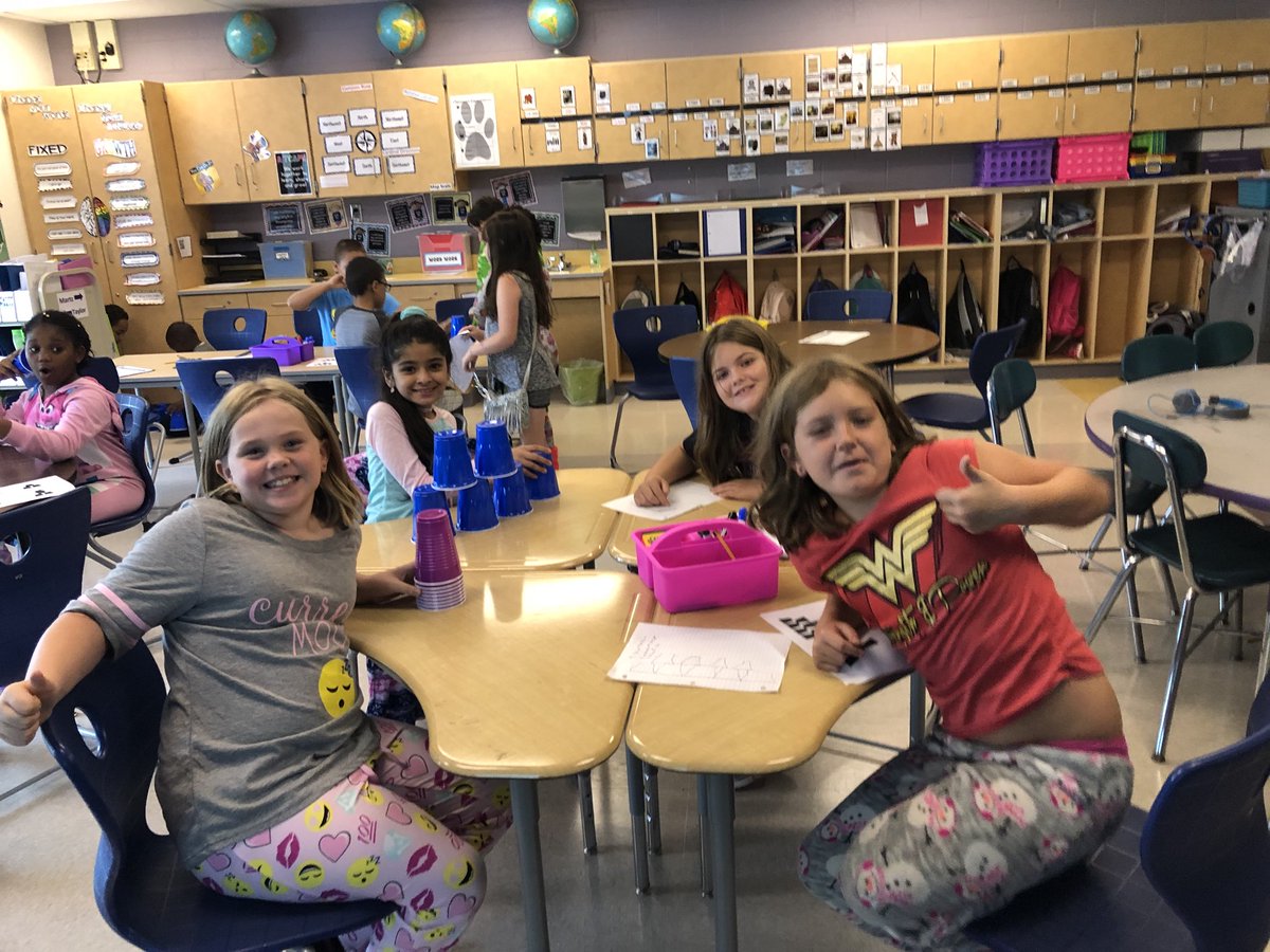 MrsTaylorReyn's tweet photo. Who knew you can code without computers? Taylor team learned today that through an unplugged lesson of writing algorithms all while having a blast. #engageHM #REYNproud #computersciencerocks @codeorg https://t.co/AWUXjR7r2P