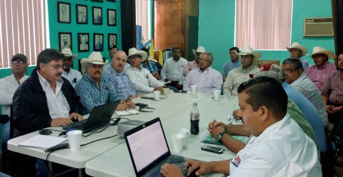 SEDERCOAH's tweet photo. #Monclova Asiste Secretario @flores_mendez a reunión previa a visita del personal de @USDA_APHIS para verificar cumplimiento de requisitos y lograr nuevo status zoosanitario. Participan también @SAGARPA_mx @SENASICA Comité de Sanidad Animal y SIINIGA @mrikelme #FuerteCoahuilaEs https://t.co/pe5ZYjg2cg