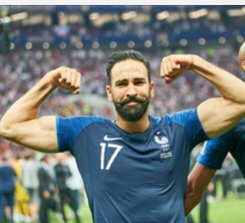 Drong57's tweet photo. Bonjour Twitter j'ai besoin de toi.... Étant donné qu'il est peu probable qu'un jour Adil Rami devienne mon pote, je cherche quelqu'un exactement comme lui pour devenir mon amis...😏😂
Merci de RT pour m'aider car je kiff vraiment trop ce gars 👏
#ObjetTPMP #FRAPBS #TPMP
#Bleus https://t.co/y22ROaiveU