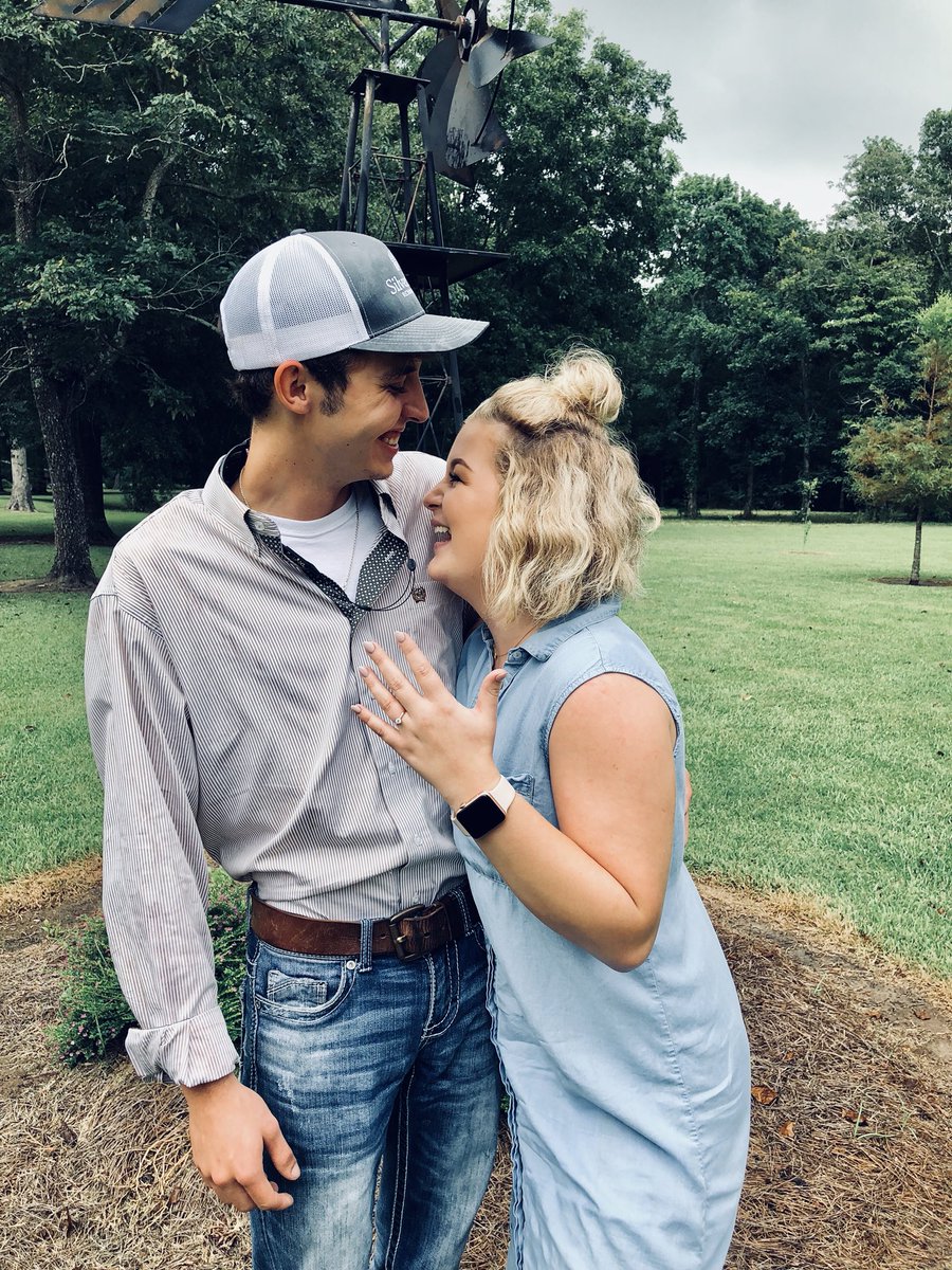 kinleylaynec's tweet photo. My heart is so full of joy, is this even real life?!! 💍 https://t.co/eyf8PnETiV