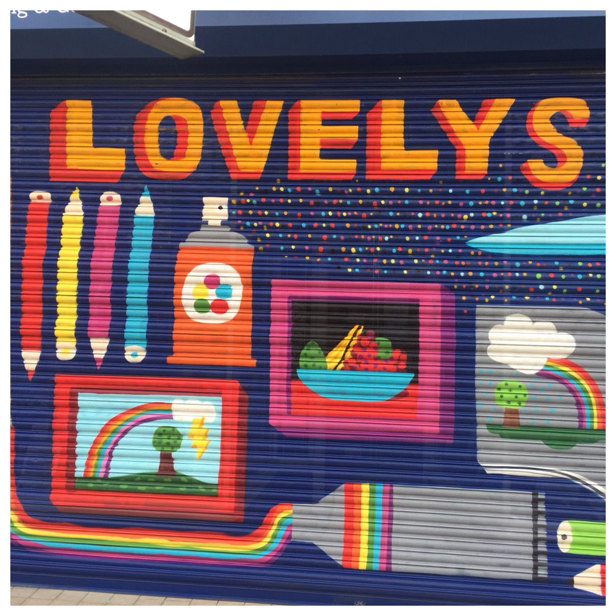 The lovely @LovelysGallery adding some incredibly vibrant #Colour to the #NorthdownRoad. This beautiful shutter #mural is by #davidshillinglaw #CliftonvilleInColour #Cliftonville #Margate #art #design #creative #shoplocal