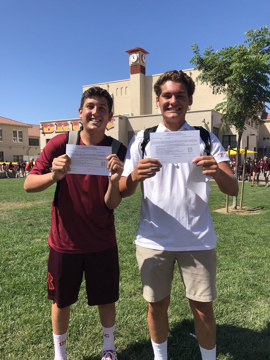 searaa_'s tweet photo. Even though they love Wilson they canโt wait to get their lunch passes! @mrhenrycapstone #seminarphotoshoot #thankyouFekjar #lbwilson #GDTBAB #bruinpride https://t.co/JnS7Mdk1Fq